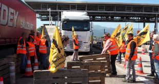 Les agriculteurs espagnols détruisent les camions marocains
