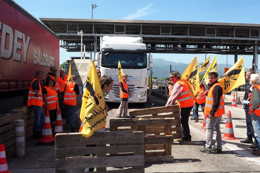 Les agriculteurs espagnols détruisent les camions marocains