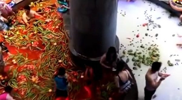 Vidéo insolite un spa chinois offre un bain aux piments et aux légumes à ses clients