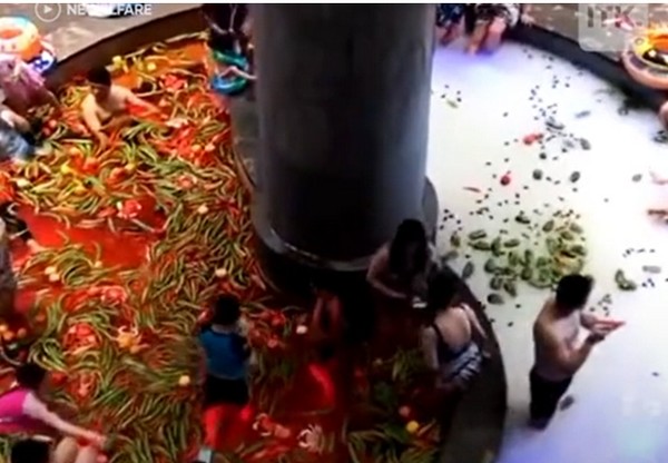 Vidéo insolite. Un spa chinois offre un bain aux piments et aux légumes à ses clients