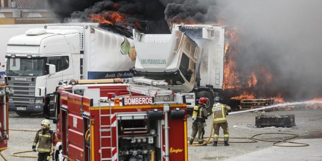 Espagne : Un incendie détruit un entrepôt de fruits et légumes à Cadix