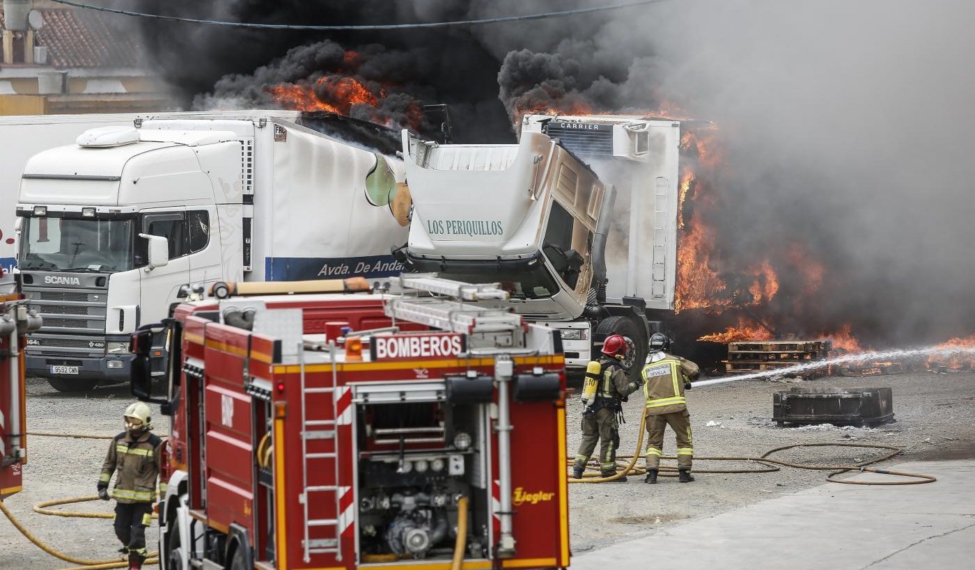Espagne : Un incendie détruit un entrepôt de fruits et légumes à Cadix
