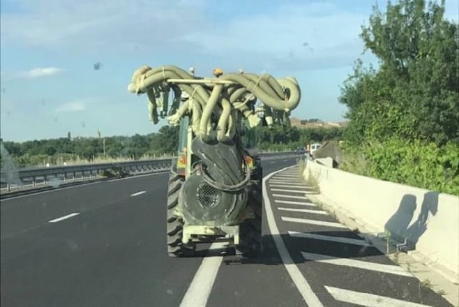 Un agriculteur prend l’autoroute avec son tracteur